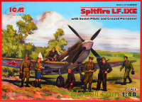 Винищувач Spitfire LF.IXE з радянськими льотчиками і наземним персоналом