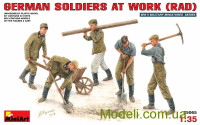 Німецькі солдати на роботі