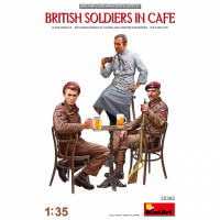 Британські солдати в кафе