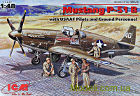 Истребитель Mustang P-51B с пилотами и техниками