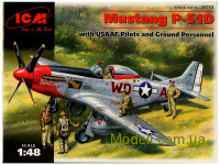 Истребитель Mustang P-51D с пилотами и техниками