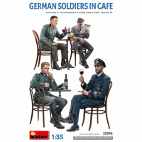 Німецькі військовослужбовці у кафе